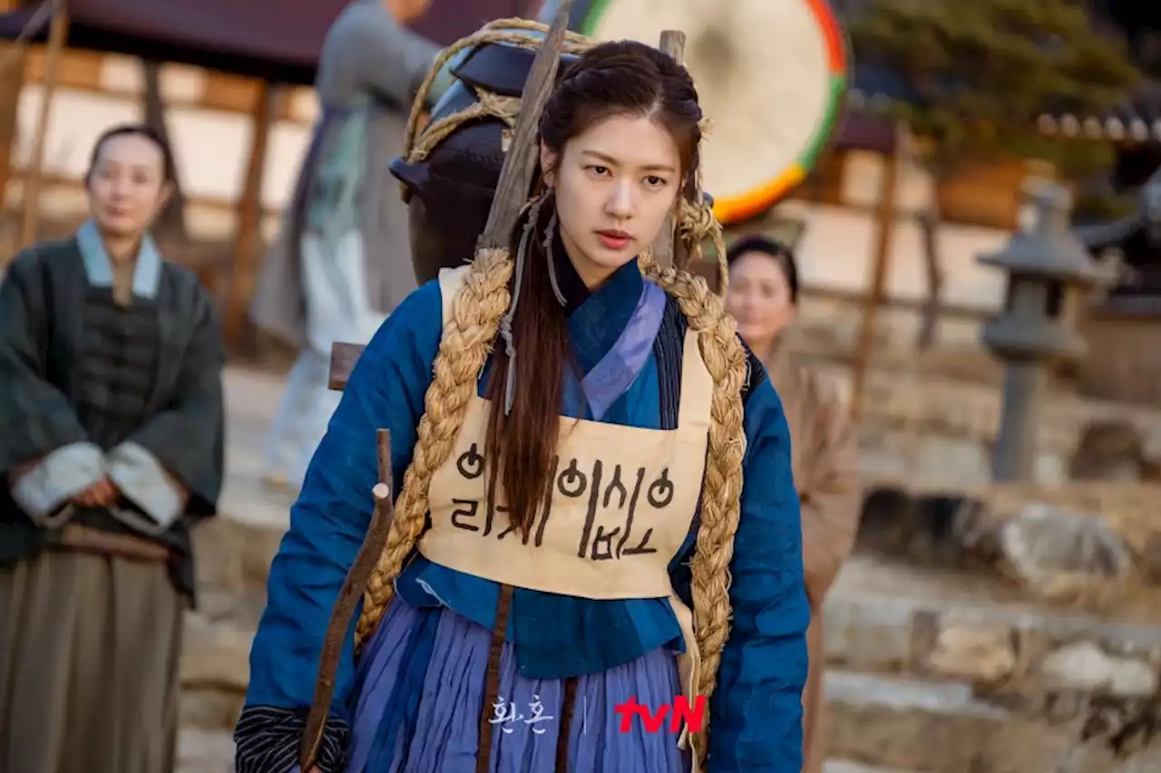 Jung So Min Is Determined To Do Whatever It Takes To Be By Lee Jae Wook’s Side In “Alchemy Of Souls”