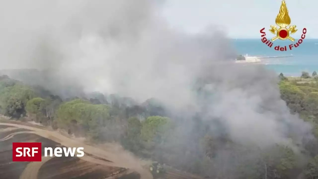 Waldbrände in Italien - Touristen fliehen vom Strand in Bibione