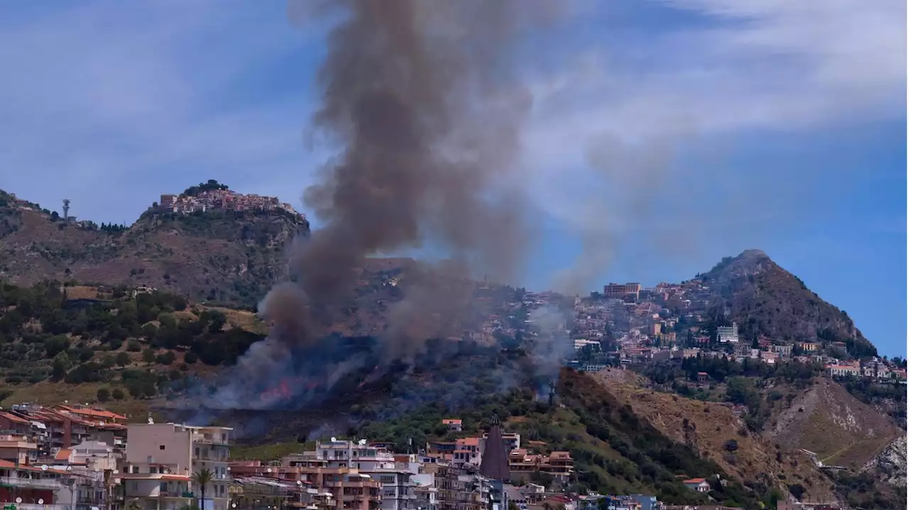 Waldbrand in italienischem Urlaubsort – Touristen fliehen ins Wasser