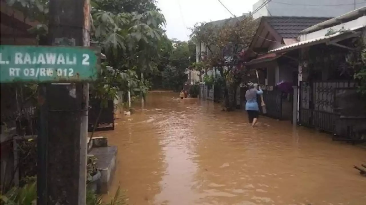 Banjir Lebih dari Satu Meter Tiba-tiba Merendam Perumahan Warga di Depok Sabtu Pagi