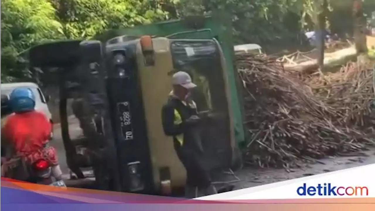 Truk Muat Tebu Terguling di Jalan Menikung Jalur Gumitir Jember