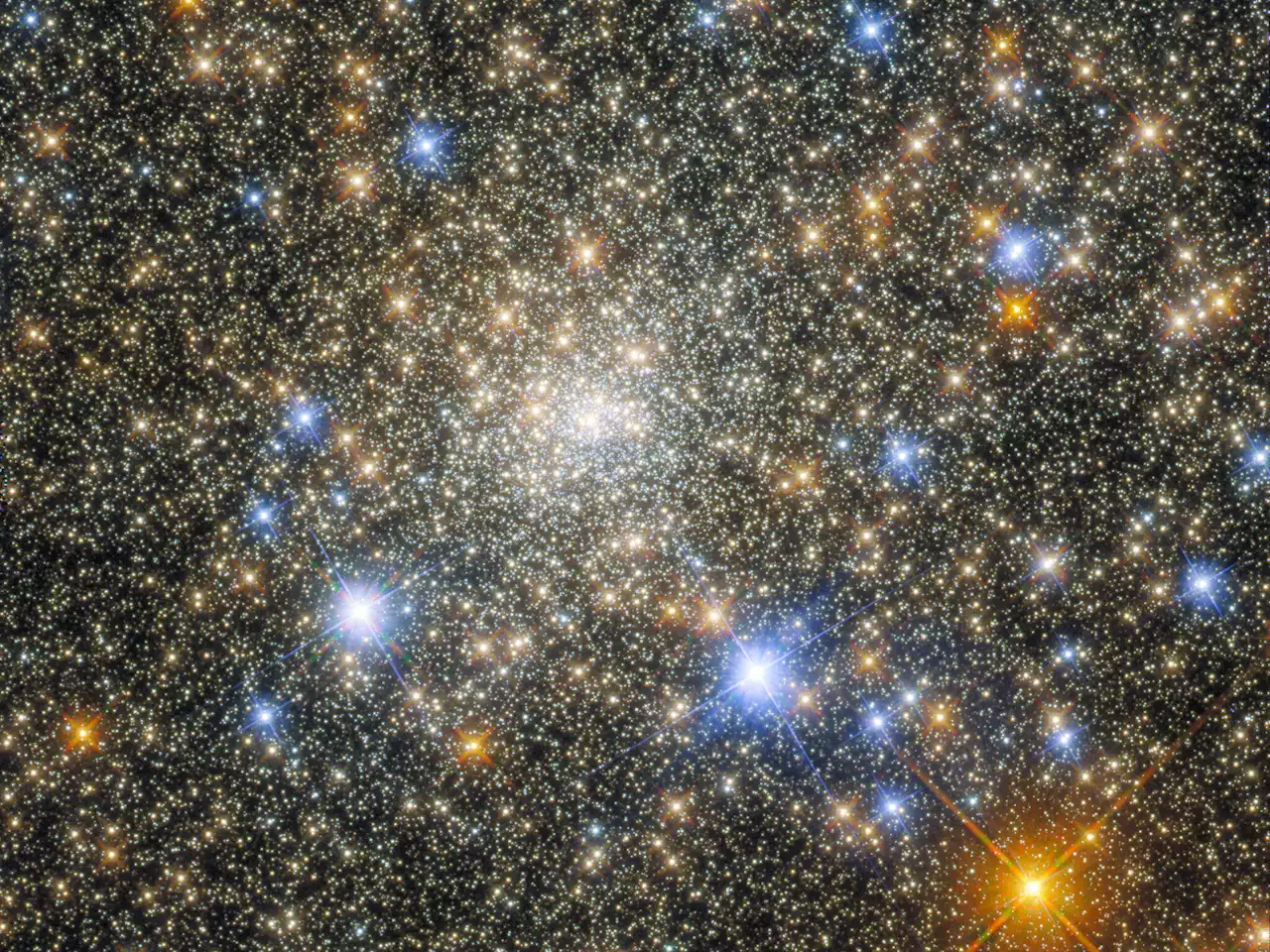 Hubble captures a glittering, glorious globular cluster | Digital Trends