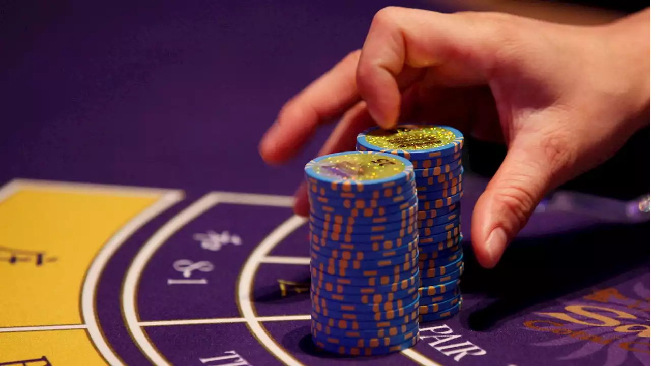 Macao to extend casino closures due to COVID lockdowns