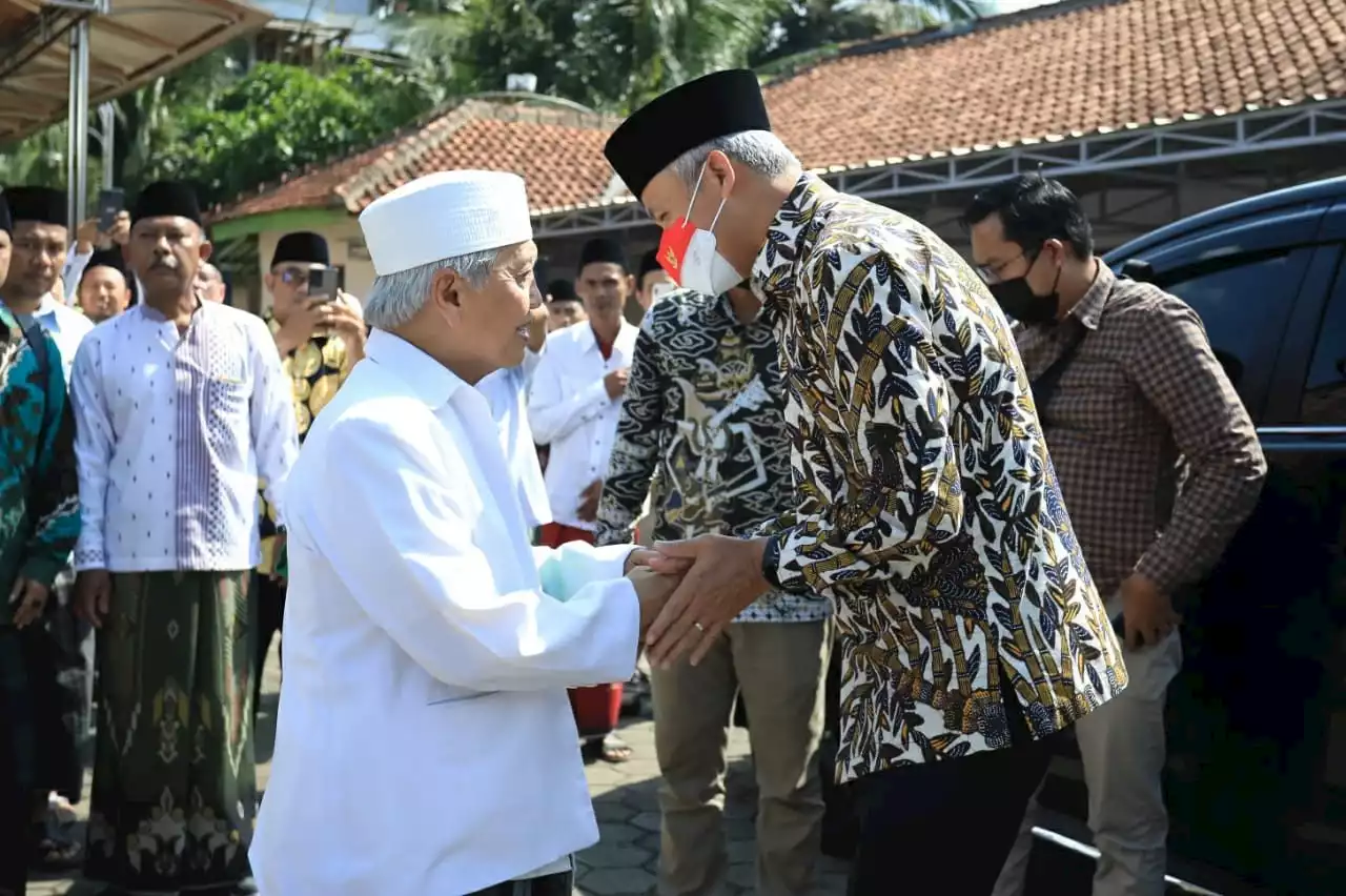 Kiai Chalwani Nawawi Purworejo Sambut Kedatangan Ganjar dengan Lagu Khusus