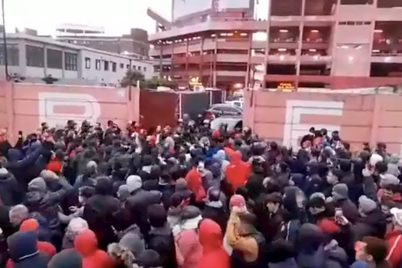 Independiente sigue sin ganar, los hinchas piden elecciones y hubo serios incidentes con la policía en Avellaneda