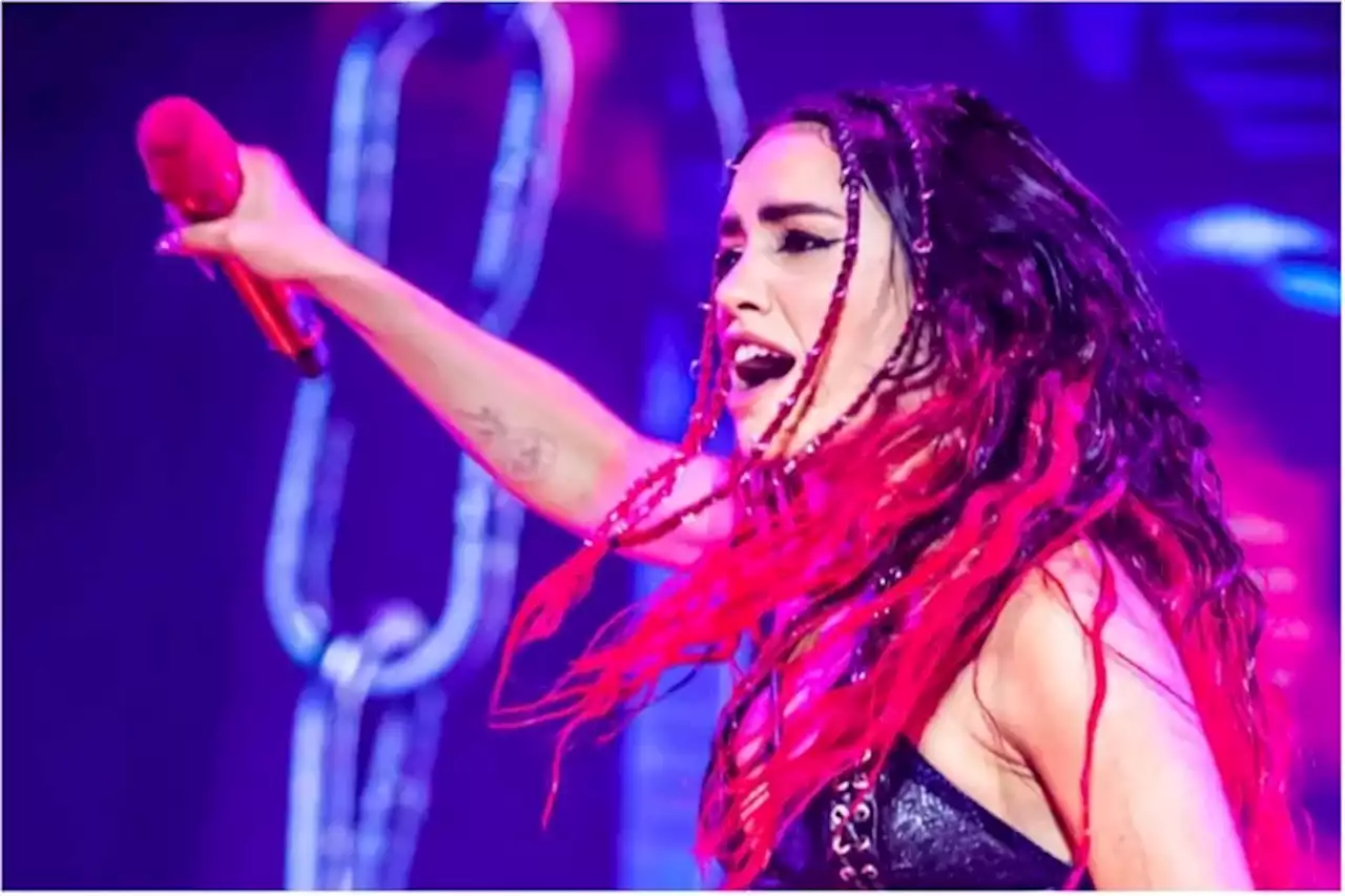 Lali Espósito se “olvidó” de besar a una bailarina en pleno show y su divertida reacción se volvió viral