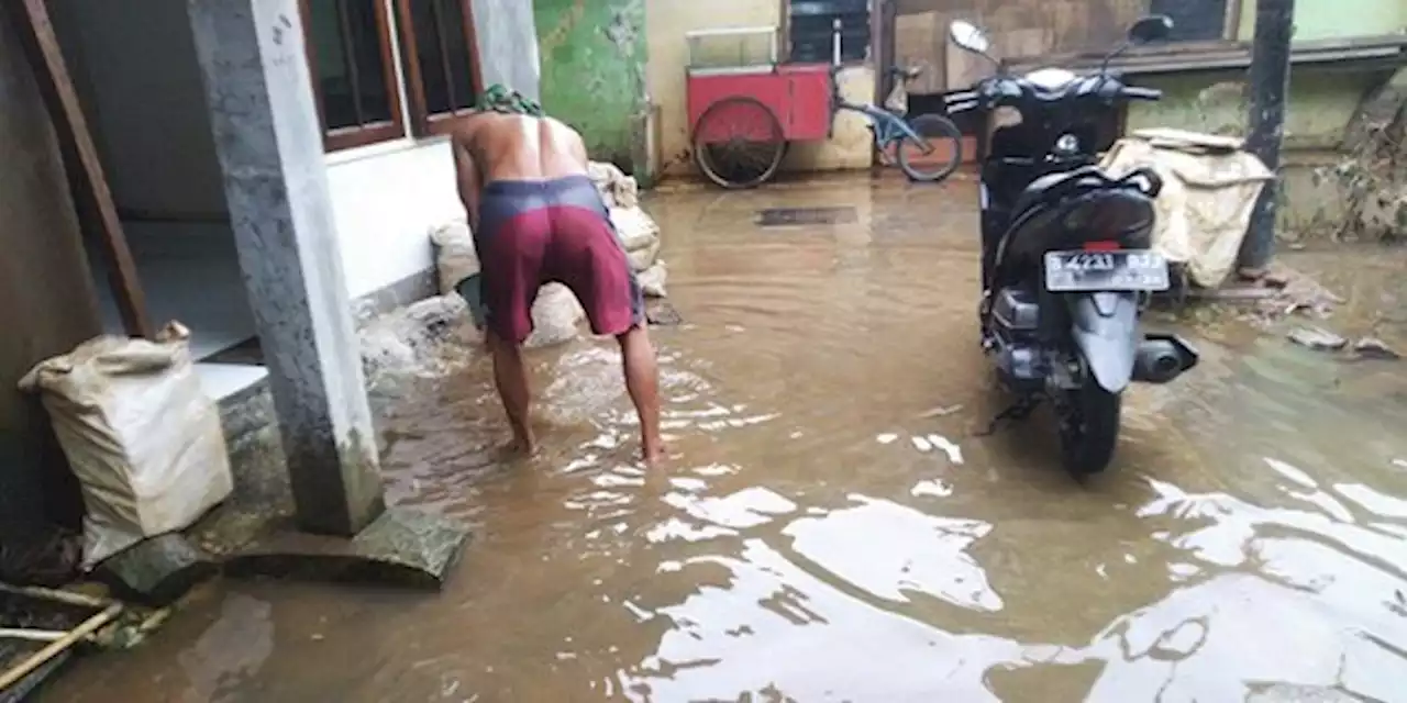 Cerita Warga Kembangan Kerja Keras Bersihkan Perabotan Rumah usai Banjir Surut | merdeka.com