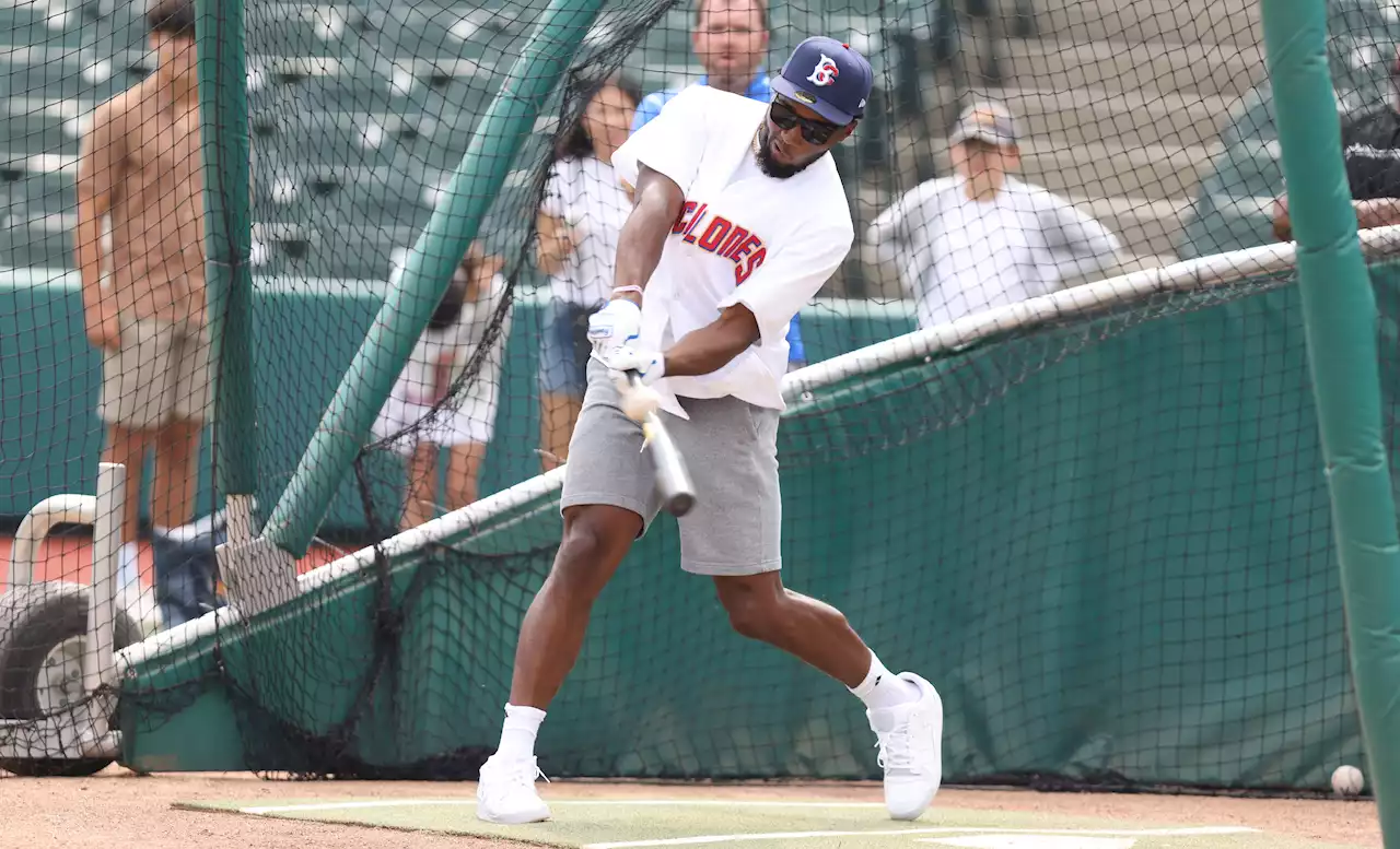 Donovan Mitchell throws out first pitch, takes BP before Cyclones game