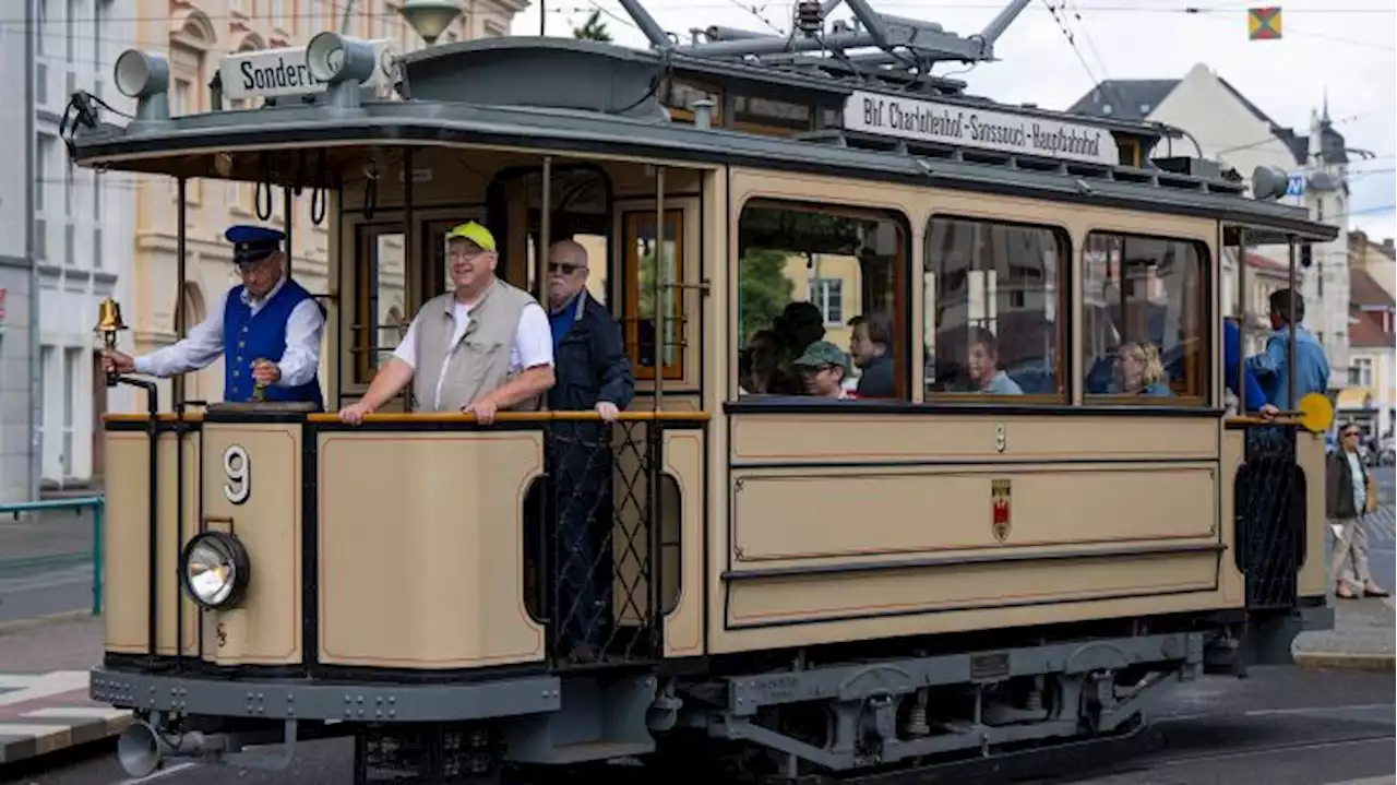 Älteste Straßenbahn Potsdams für ein paar Tage in der Stadt unterwegs