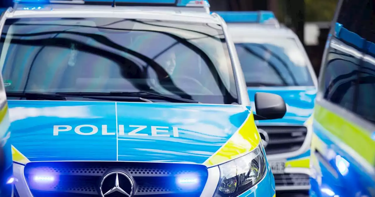 Ein Beamter leicht verletzt: Betrunkene Frauen aus Köln greifen nach Thermenbesuch Polizisten an