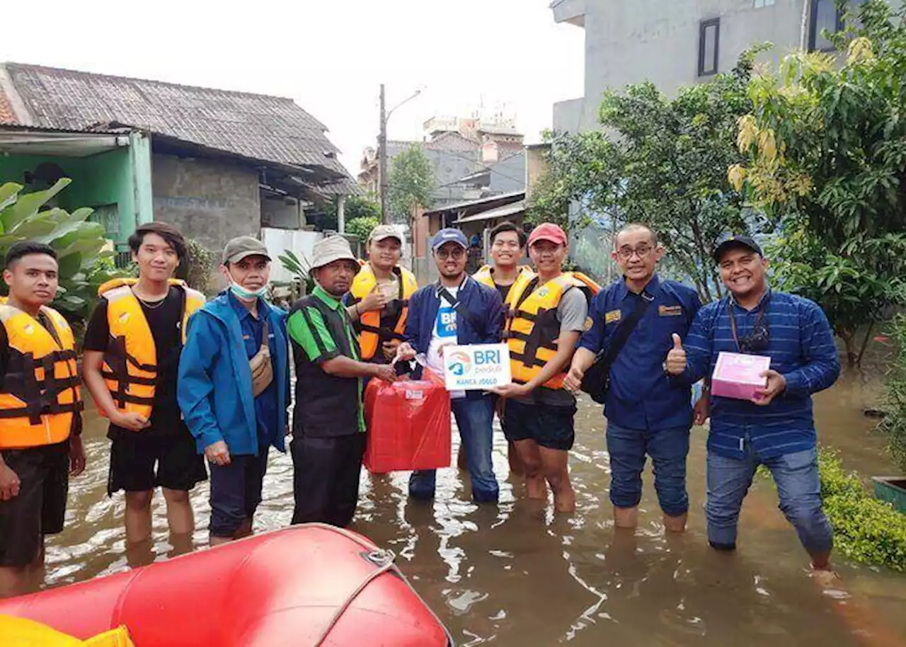 BRI Beri Bantuan Korban Banjir di Ciledug, Tangerang, dan Garut