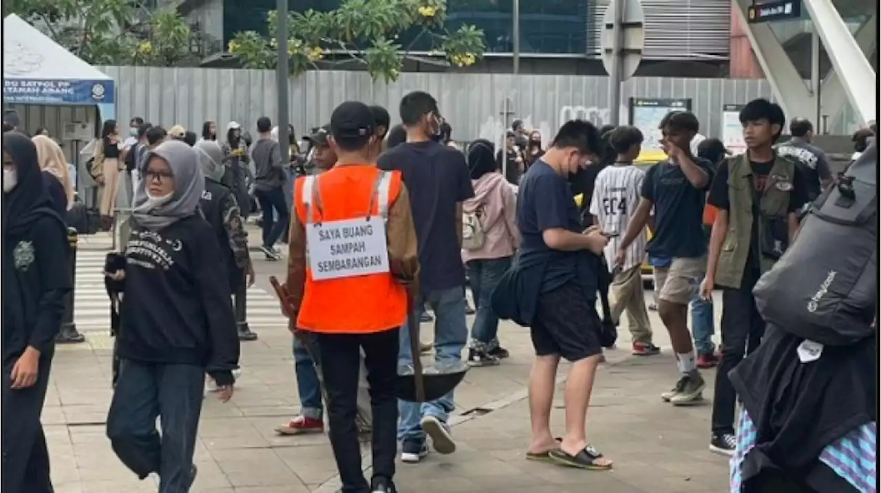 Biar Jera Dihukum Sapu Jalan, Bocah SCBD Disuruh Pakai Rompi Oranye: Saya Buang Sampah Sembarangan