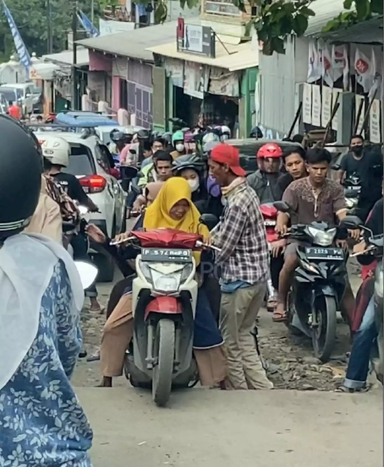 Jalan Citeureup-Sukamakmur Bogor Digali Pemborong Lalu Dilupakan, Bikin Macet dan Celaka