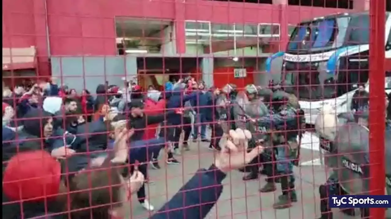 Independiente, en llamas: corridas y gas pimienta en el estadio - TyC Sports