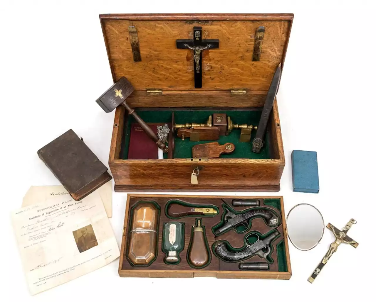 A Vampire-Hunting Kit Purportedly From the 19th Century Sells for $20,000 in the U.K., Exploding Its Meager $2,400 Estimate | Artnet News