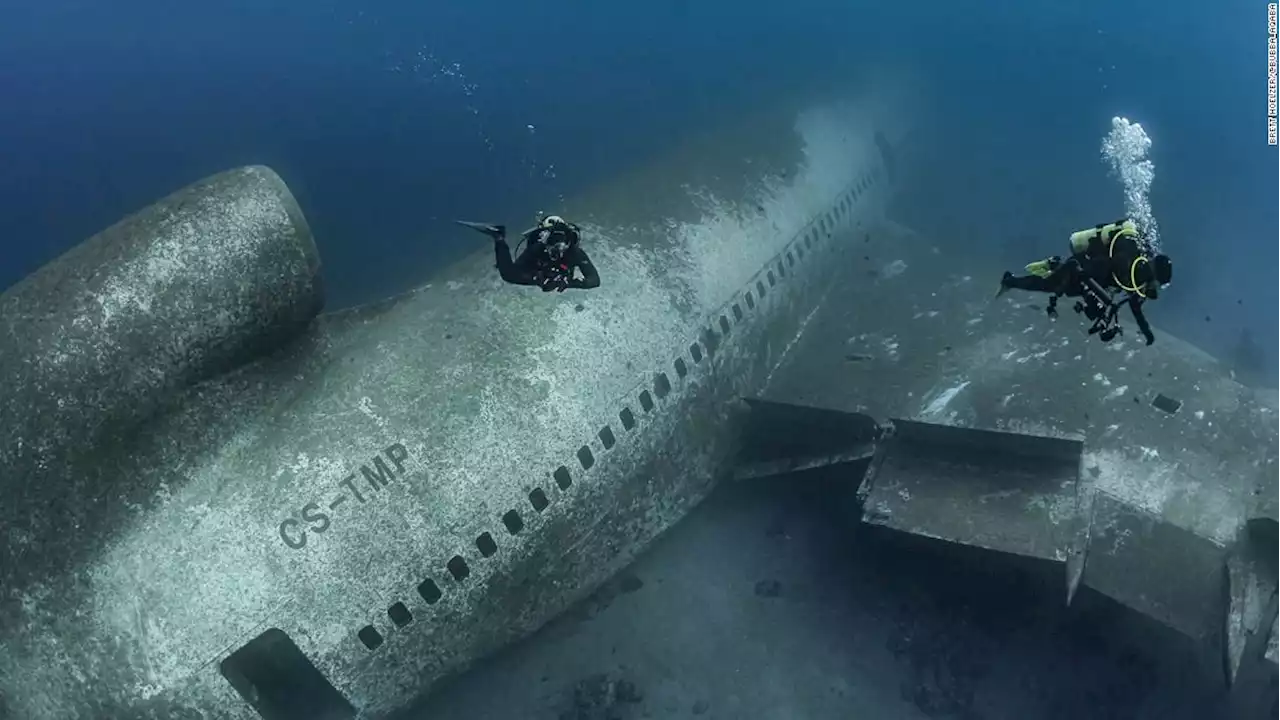 Eerie abandoned passenger plane sits on floor of Red Sea