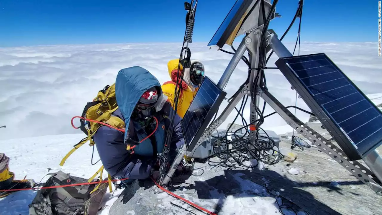 Live streaming weather data from the roof of the world