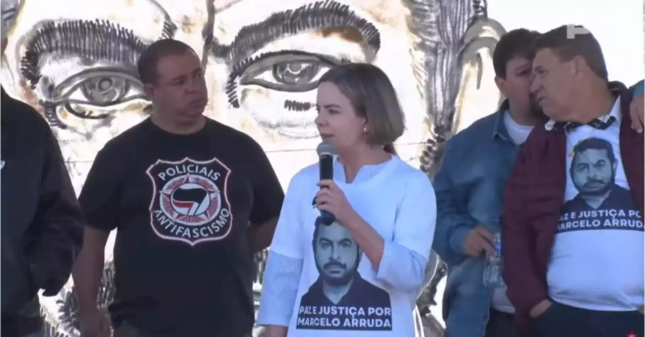 Gleisi Hoffmann critica Bolsonaro em ato em memória de Marcelo Arruda: 'Ódio tem sido sistematicamente incentivado'