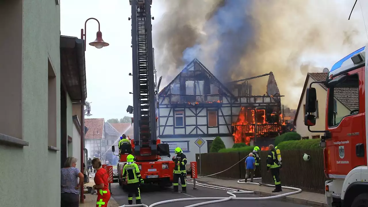 Historischer Ortskern steht in Flammen - Feuerwehr hat kein Löschwasser