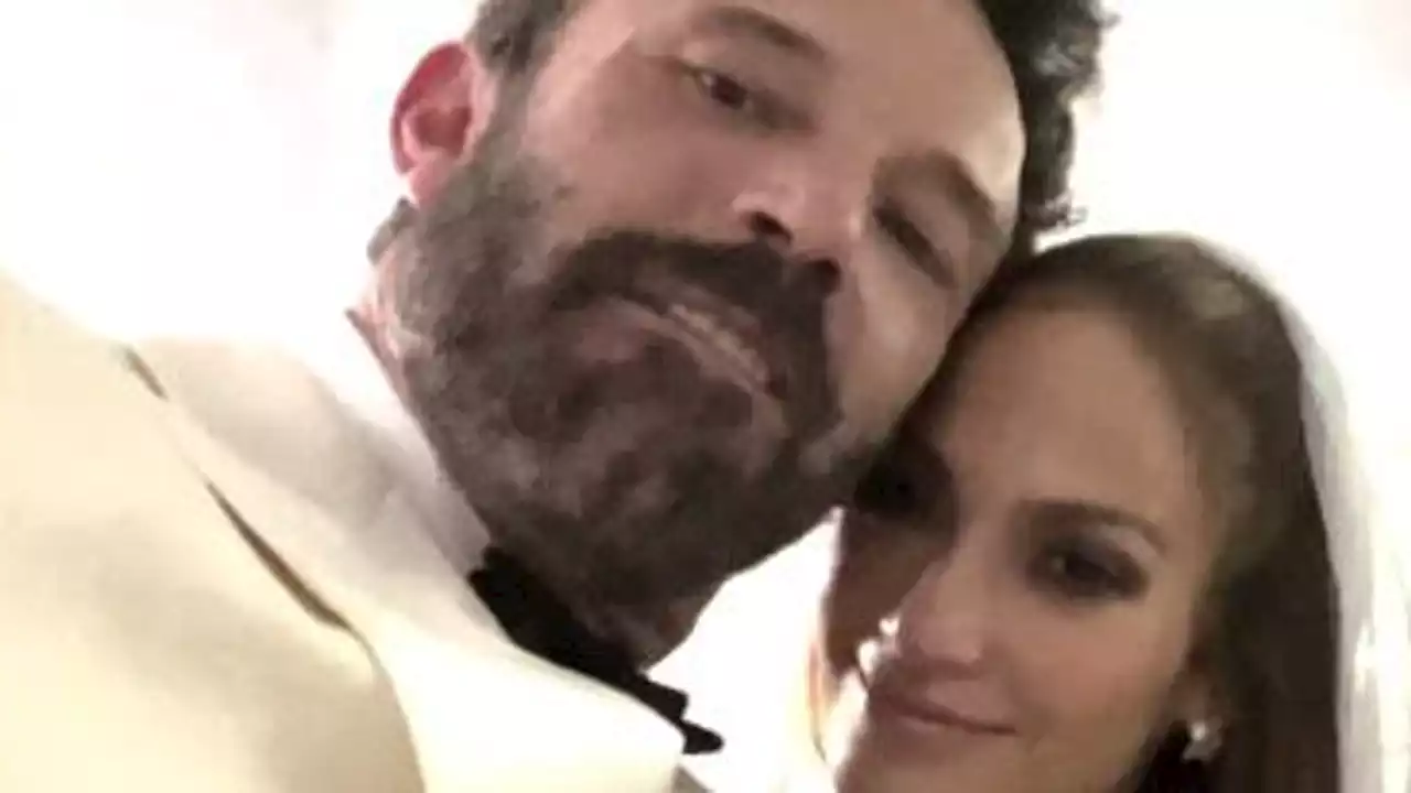 Jennifer Lopez and Ben Affleck tie the knot in Las Vegas drive-through chapel