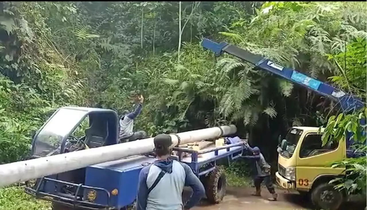 Medan Berat, PLN Bangun Jaringan Listrik di Dusun Sawangan Pekalongan