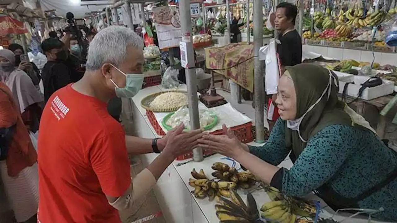 Gaya Ganjar Pranowo Pantau Harga Bahan Pokok di Pasar Manis Purwokerto