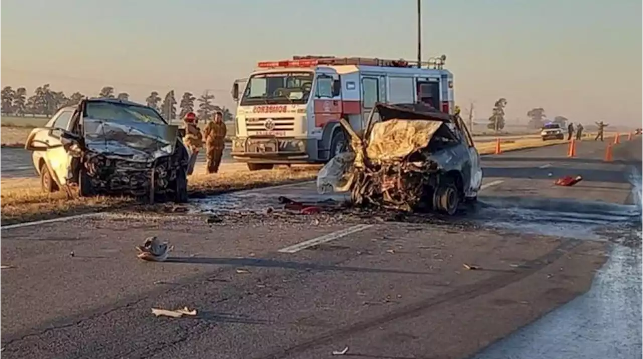 Accidente fatal en Rafaela: dos autos chocaron de frente, se incendiaron y cinco personas murieron