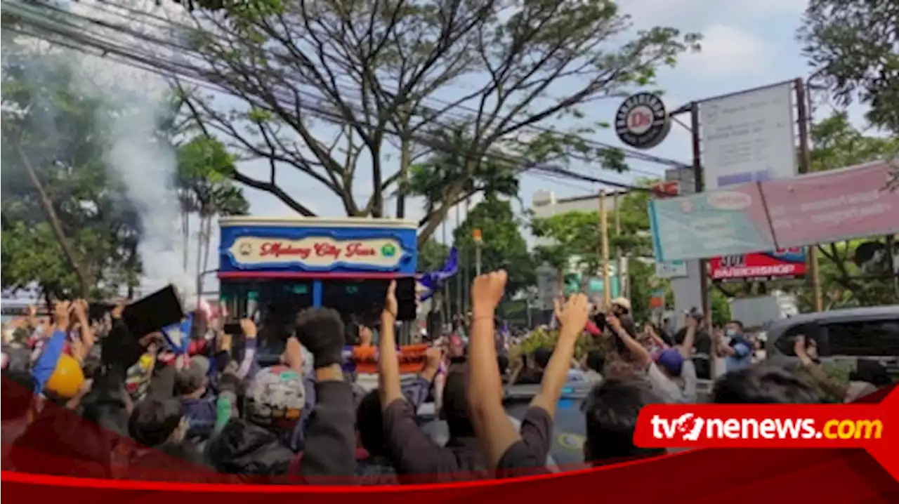 Momen Arak-arakan Arema FC pakai Bus Malang City Tour Disambut Ribuan Aremania