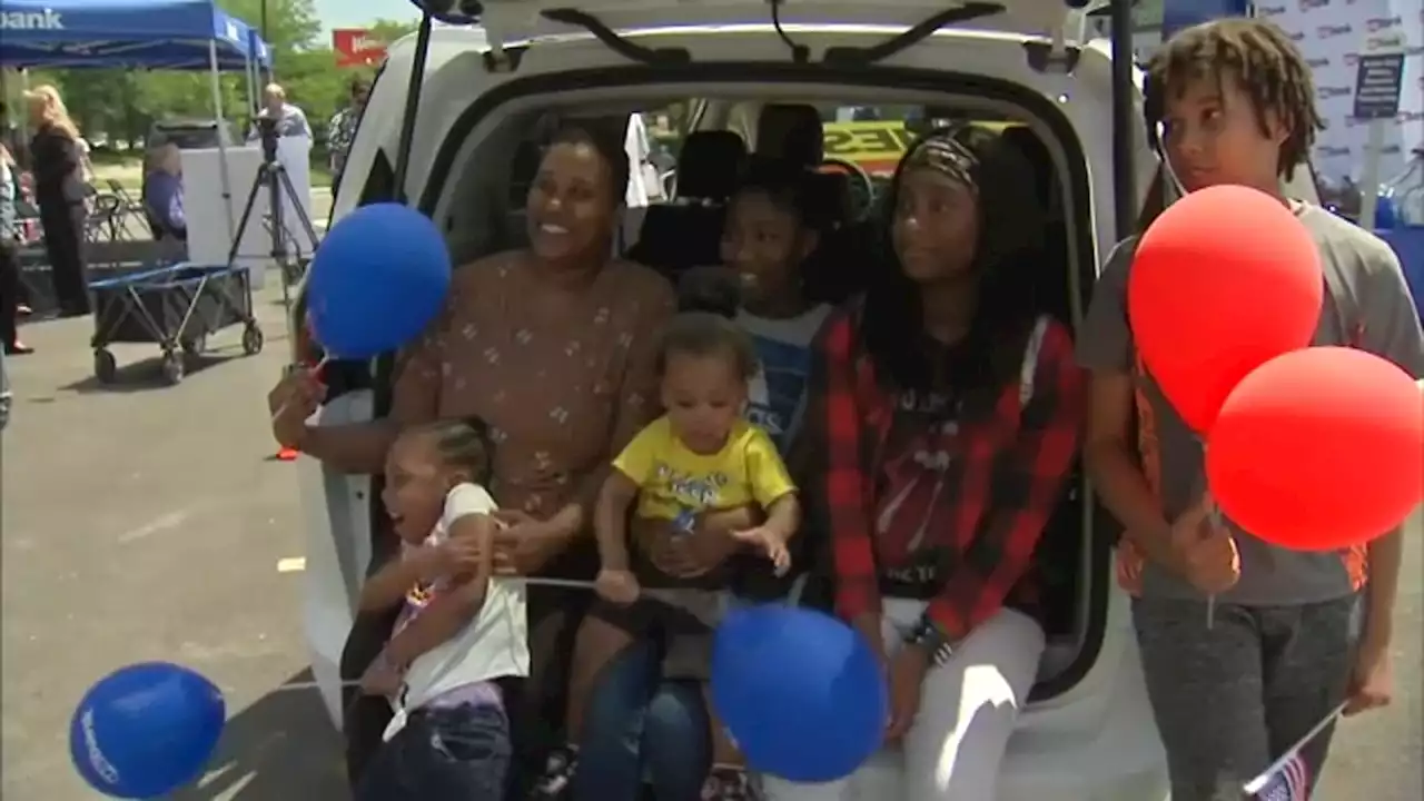 Navy veteran, single mother of 5 surprised with new minivan in Gurnee