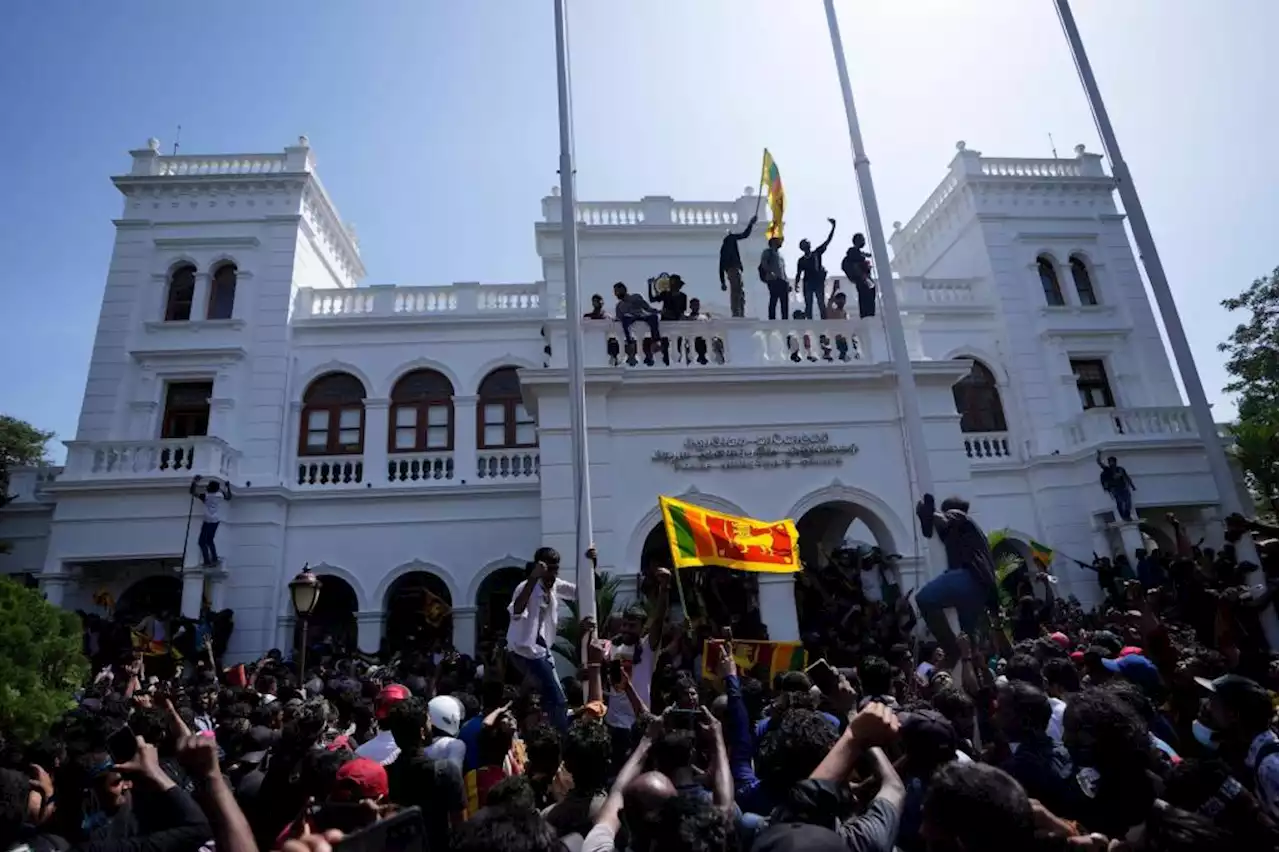 Protesters retreat as Sri Lankan president sends resignation