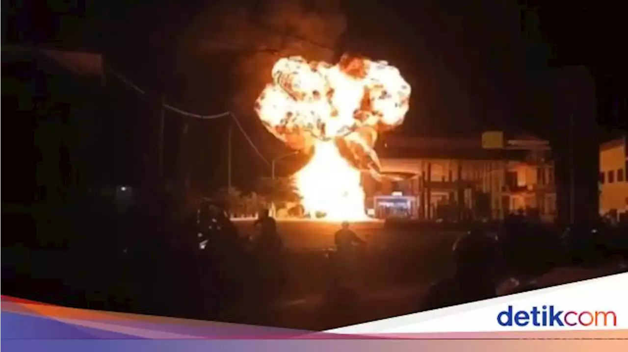 Pikap Angkut Drum BBM Terbakar-Meledak di SPBU Paciran Lamongan