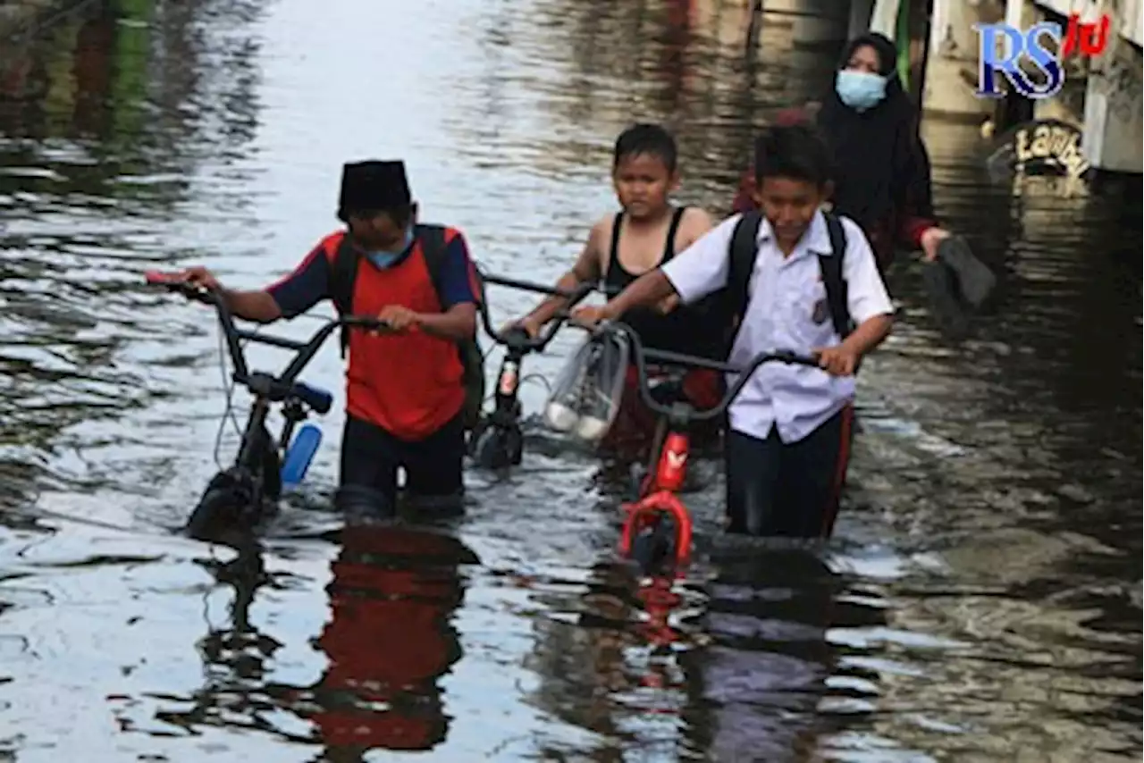 Anak-Anak Kelurahan Tanjungmas Harus Terjang Rob Usai Sekolah