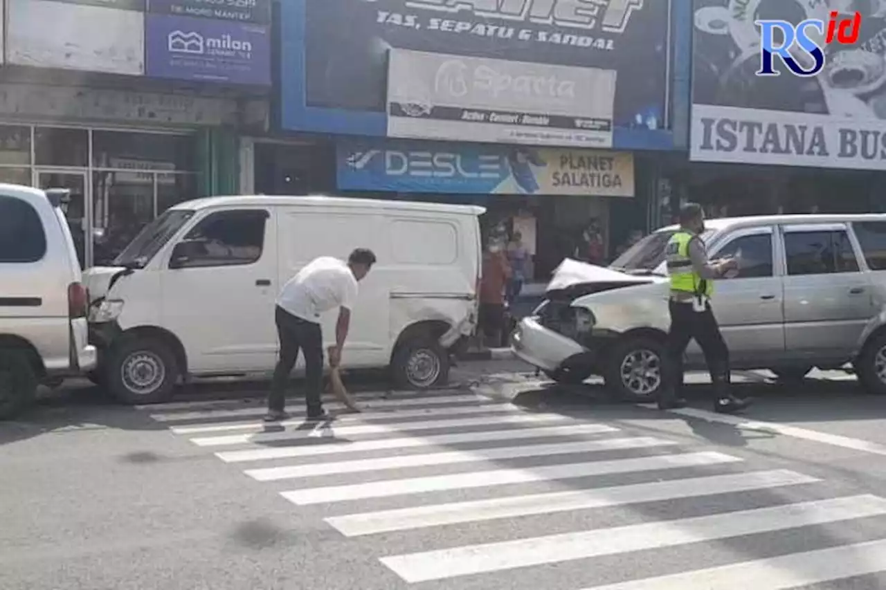 Mobil Kijang Tabrak Empat Kendaraan yang Parkir di Jalan Jendral Sudirman Salatiga