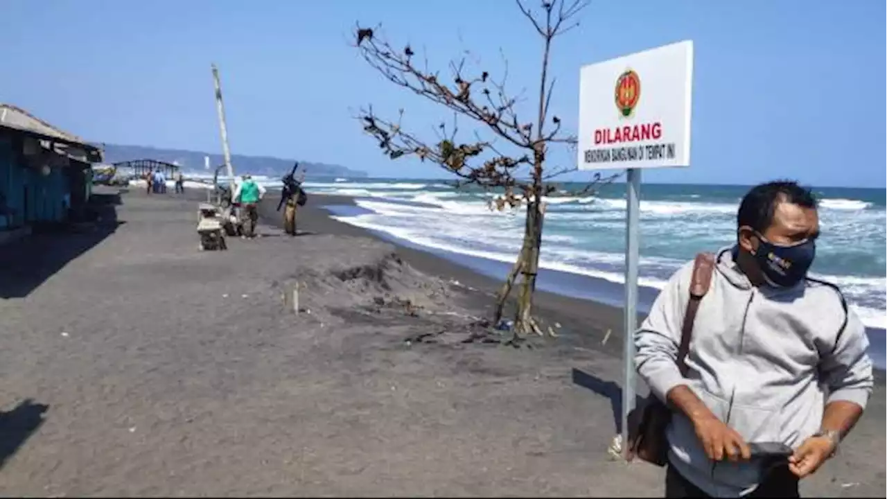 Gelombang Tinggi Landa Pantai Depok, Ada Larangan Dirikan Bangunan Semi Permanen untuk Sementara