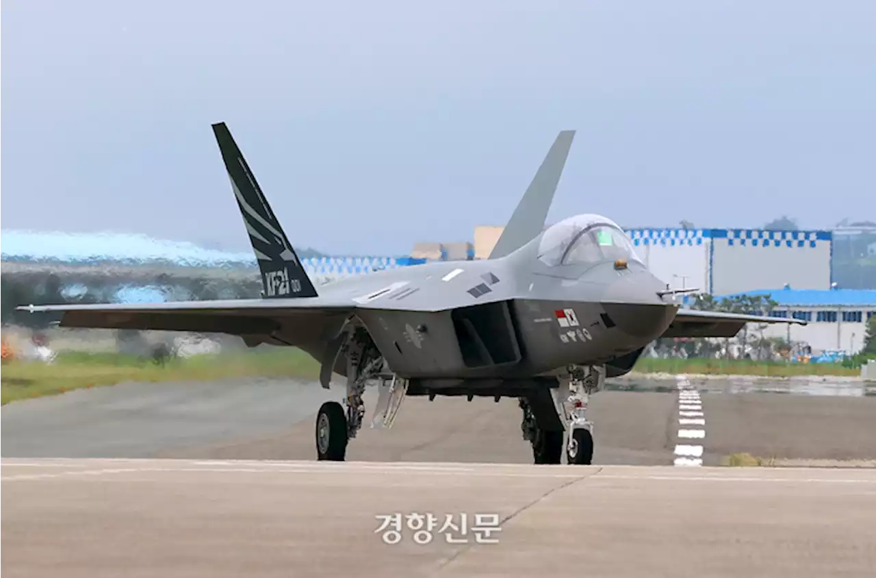 [속보] 국산전투기 ‘KF-21’ 첫 비행 성공···33분 비행