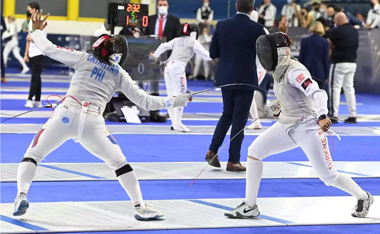 Samantha Catantan takes on South Korea's Hong in Fencing World Championship final 64