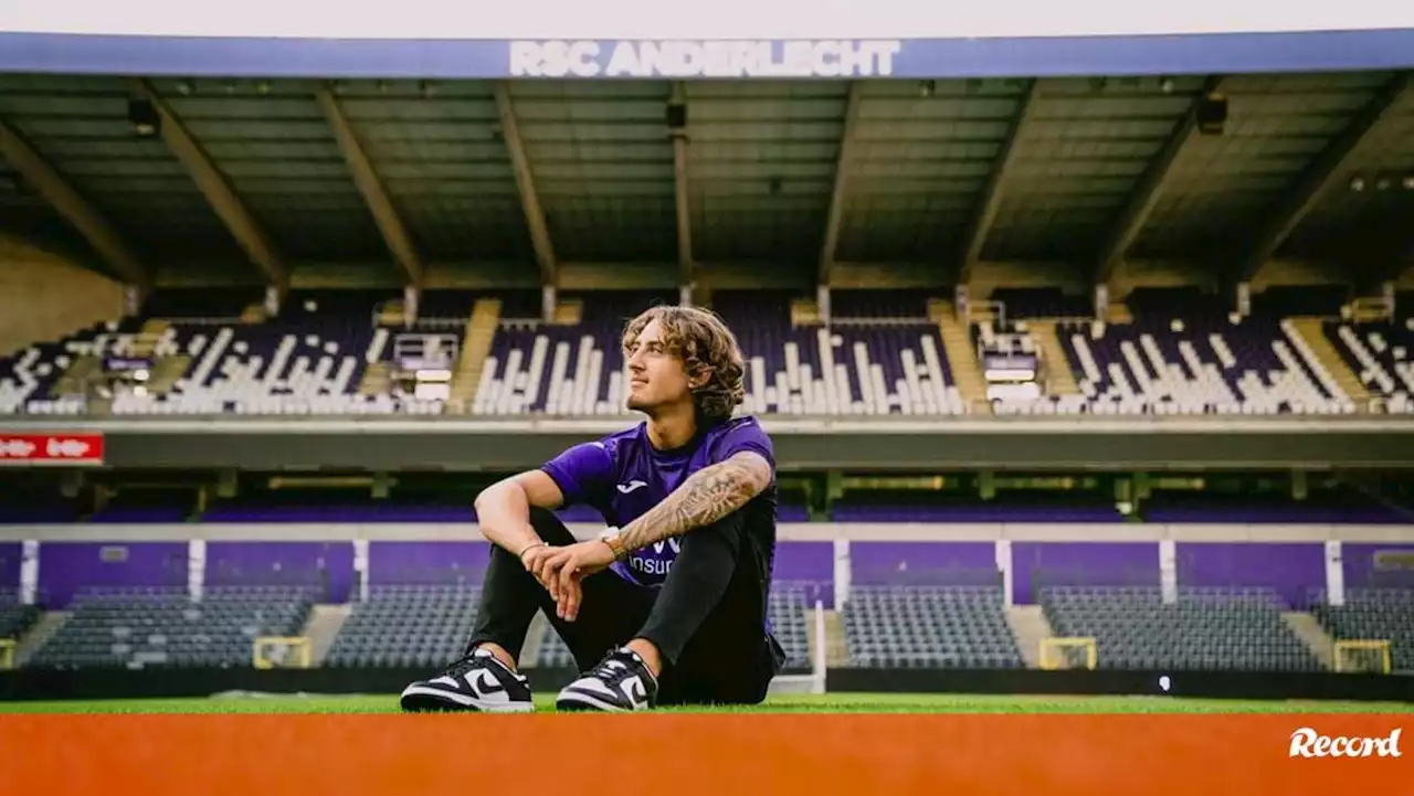 Oficial: Fábio Silva renova com o Wolverhampton e é emprestado ao Anderlecht