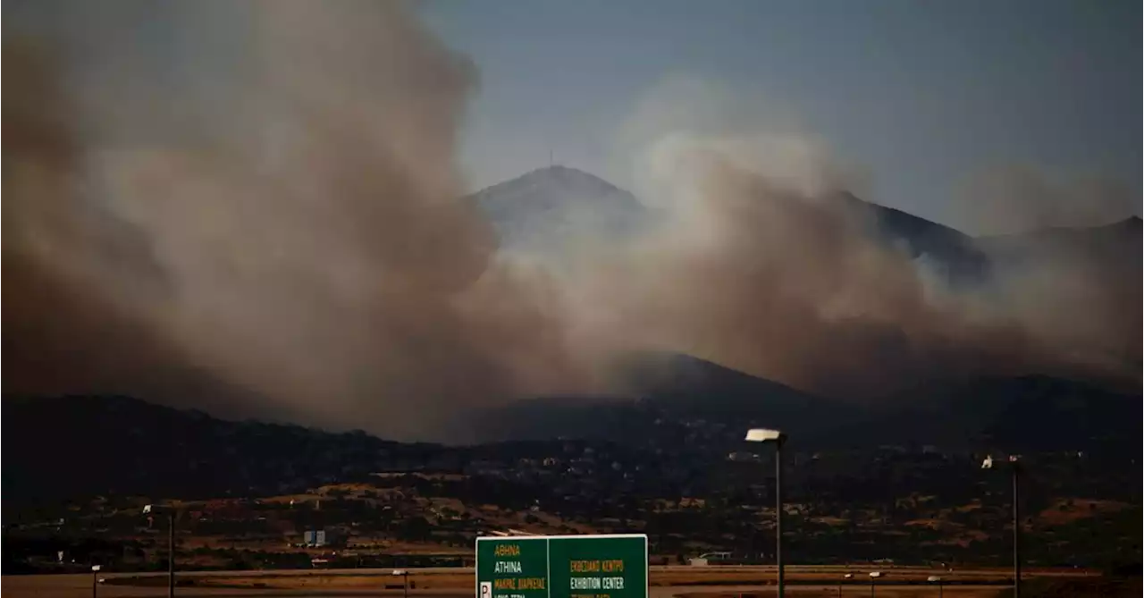 Greek widlfire rages near Athens, threatens residential areas