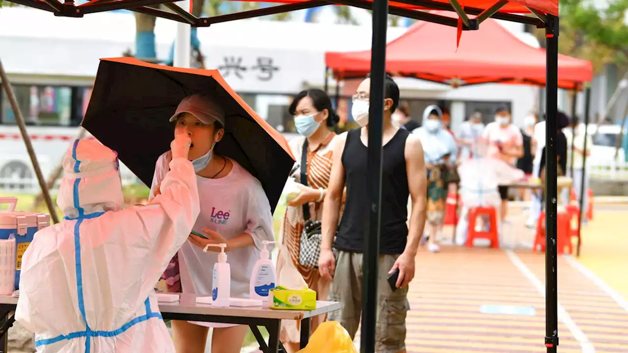 Backlash in China after authorities raid homes to find 'close contacts' of those infected with coronavirus