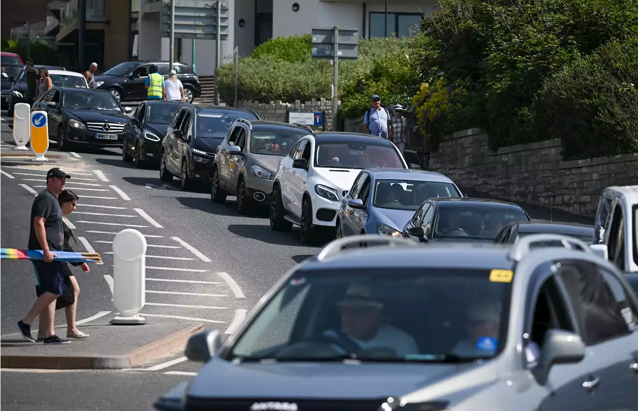 Rise in ozone pollution during heatwave may cause sore throats and asthma attacks, experts warn