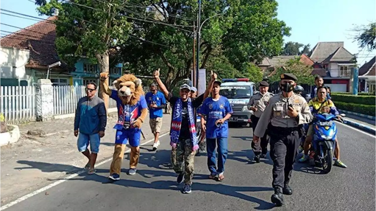 Ketika Aremania Jalan Kaki dari Kanjuruhan ke Kandang Singa