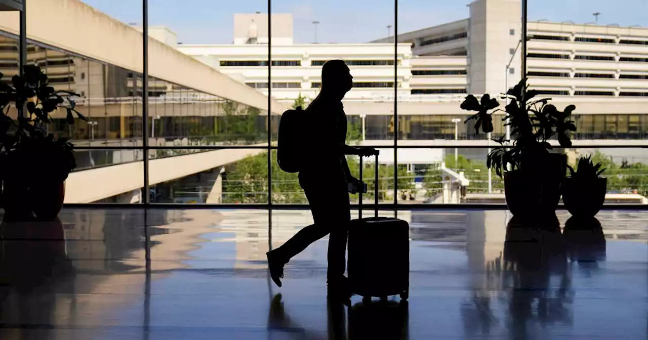 Pre-pandemic sized crowds descend on US airports for holiday