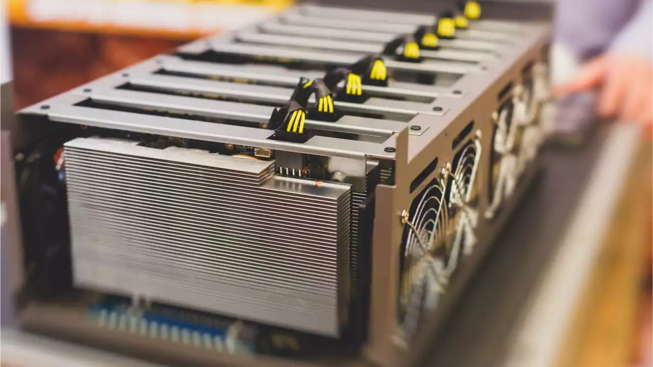 BTC's Lower Price Shrinks Bitcoin Mining Profits, Hashrate Remains Unaffected – Mining Bitcoin News