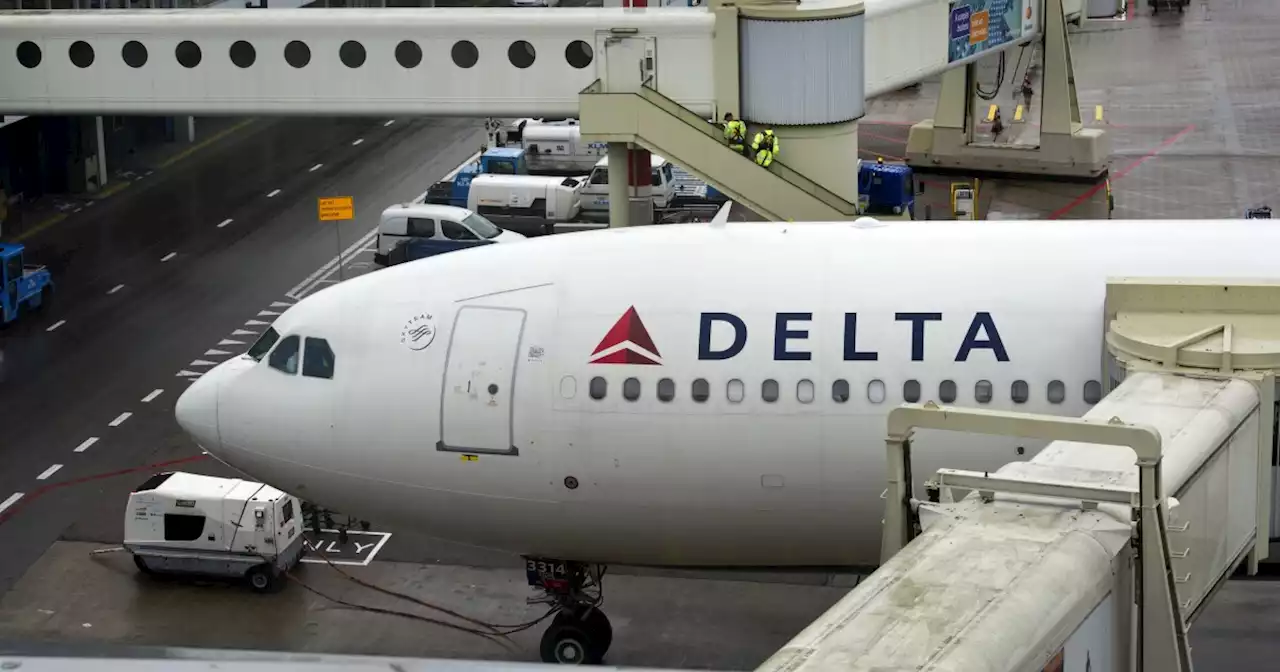 Delta lures passengers off overbooked flight with $10,000 offer: Report