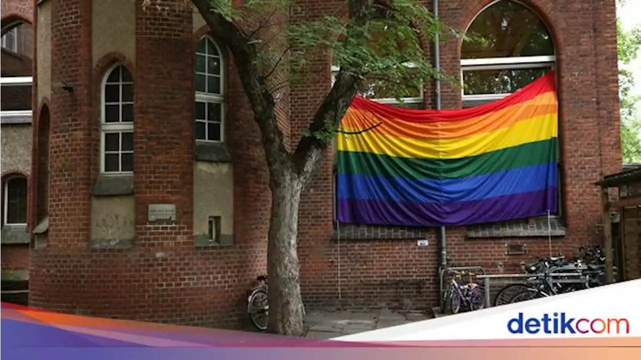 Masjid di Berlin Pasang Bendera Pelangi Dukung LGBT