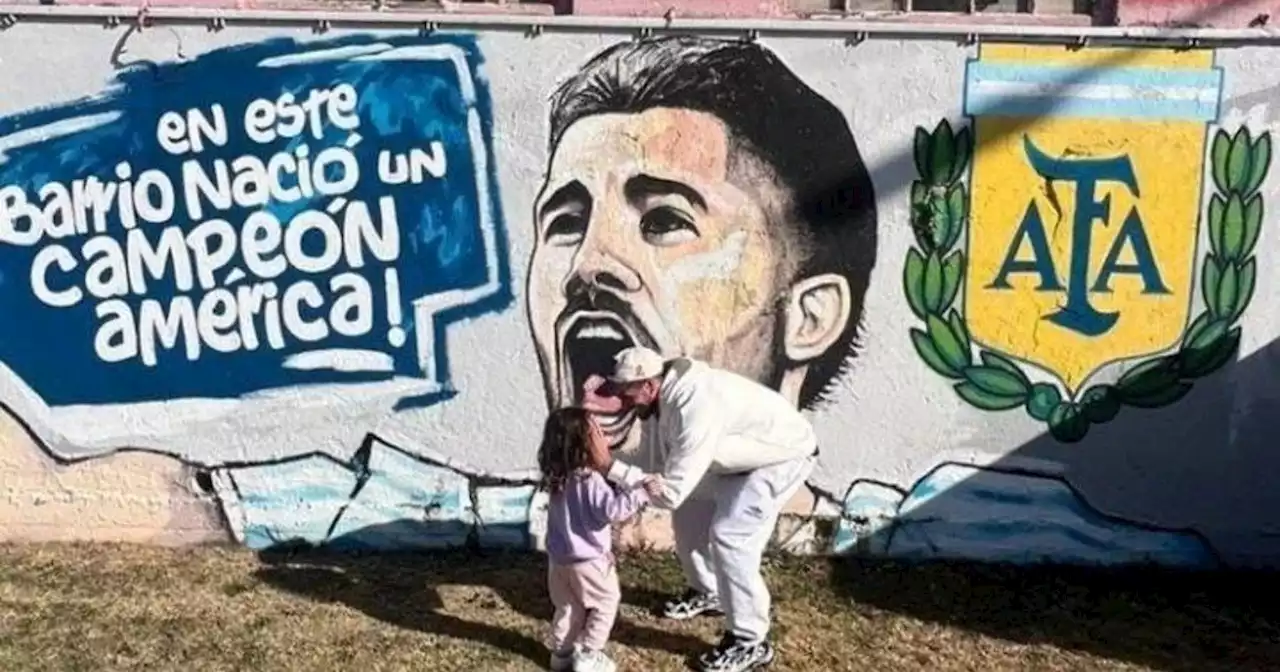 De Paul volvió a su Sarandí natal y posó con mural que le dedicaron