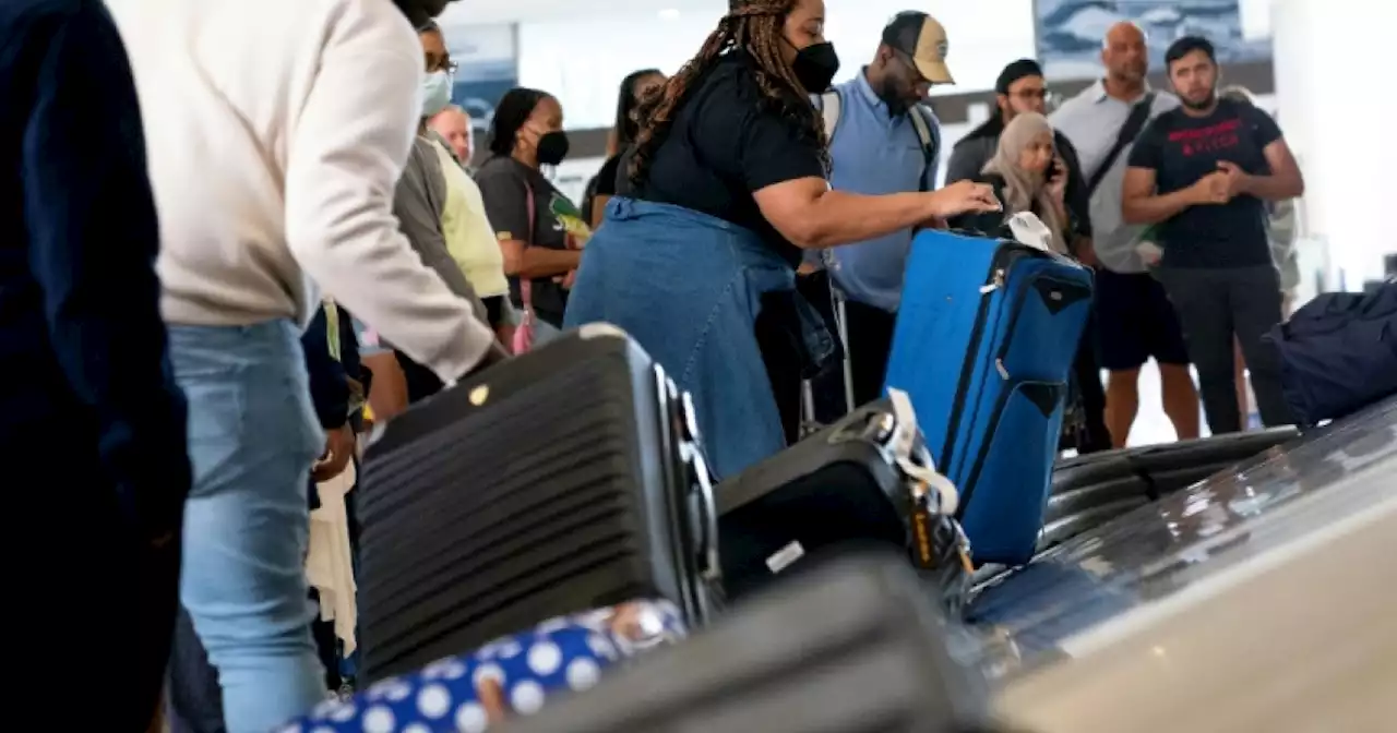 Hundreds of flights axed as US kicks off long holiday weekend