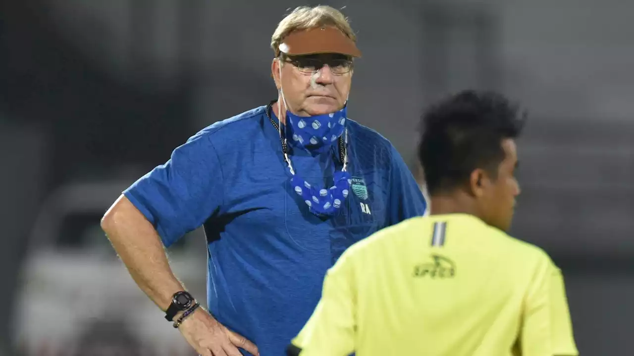 Istri Dilecehkan Netizen, Pelatih Persib Robert Alberts Murka | Goal.com