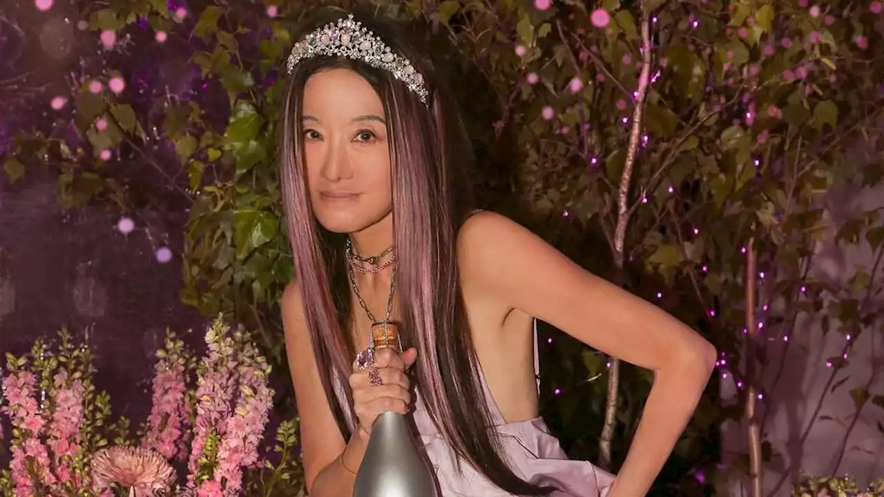 Vera Wang Rayakan Ulang Tahun ke-73 dengan Rambut Pink dan Bercelana Pendek