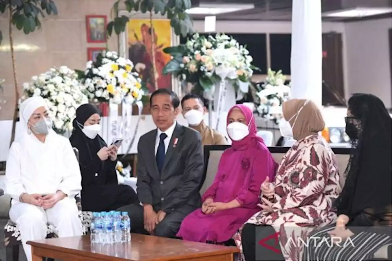 Presiden Jokowi dan Ibu Iriana Takziah ke Rumah Almarhum Tjahjo Kumolo